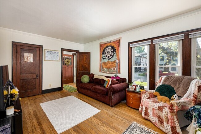 Building Photo - 711 Granger Ave