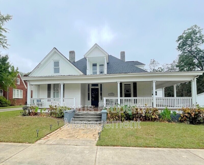 Primary Photo - 302 Cedar St