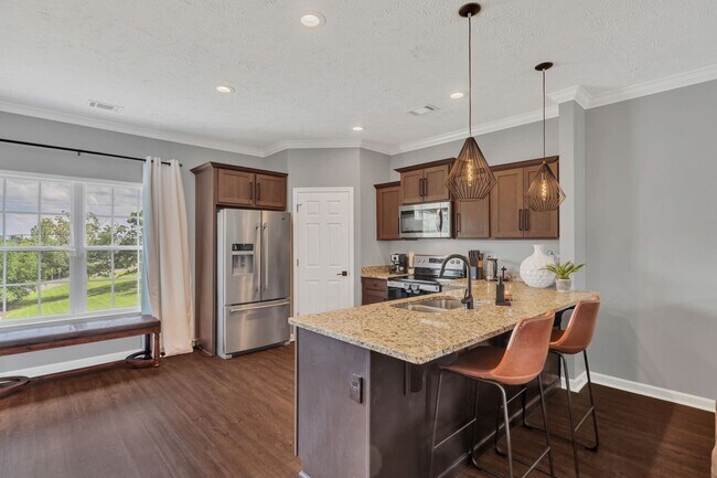 Foto del edificio - Great End-Unit Townhome with upgrades galore!