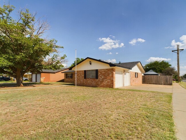 Building Photo - Spacious and Modern 3 bedroom Home with a ...