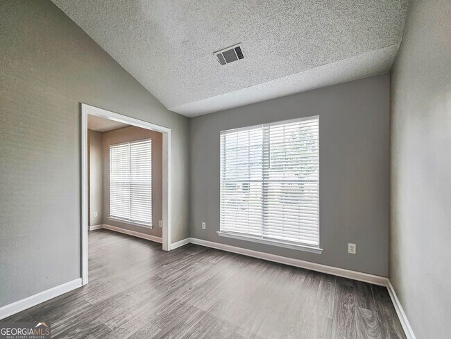 Building Photo - 5037 Kens Ct