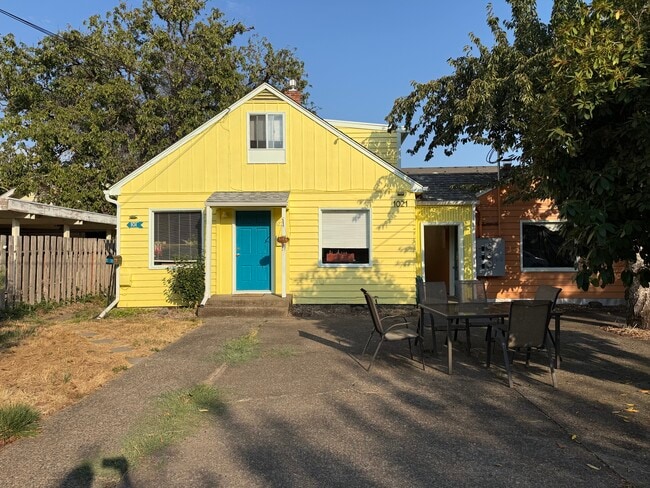 Building Photo - 1021 SW 10th St