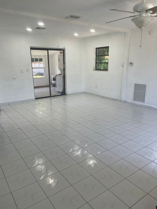 Building Photo - 1280 NE 209th Ter