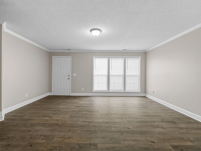 Foto del edificio - Freshly Renovated 2 BR, 2.5 BA Townhome Ce...