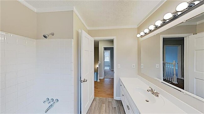 Building Photo - 4046 Central Dr