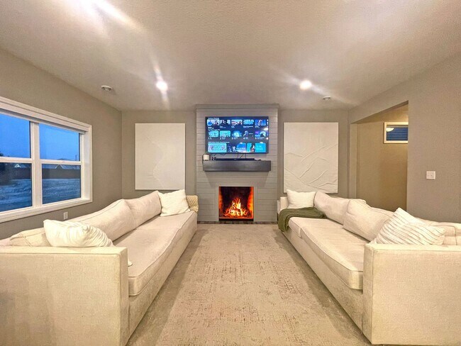 Foto del edificio - Elegant New Fireplace Home with 4 BRs on O...