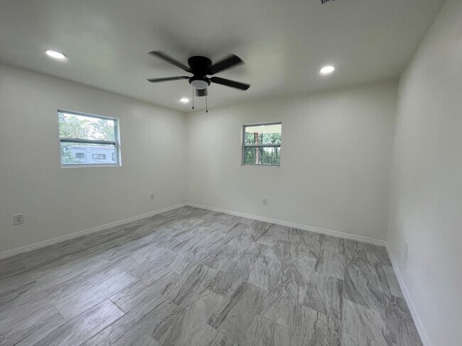 Foto del edificio - Newly Renovated 2 Bedroom Apartment in Lak...