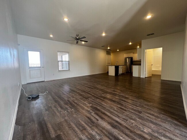 Foto del edificio - JULY PRE-LEASE! Spacious Townhome