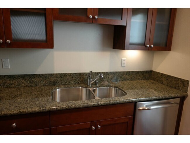 Foto del edificio - Modern Townhome Style Tri-level 2-BR, 2.5B...