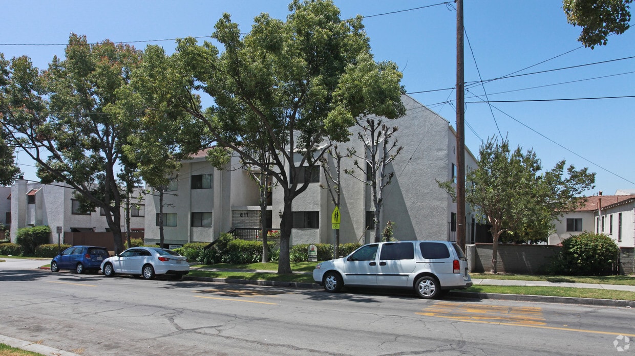 Building Photo - 611 S 6th St