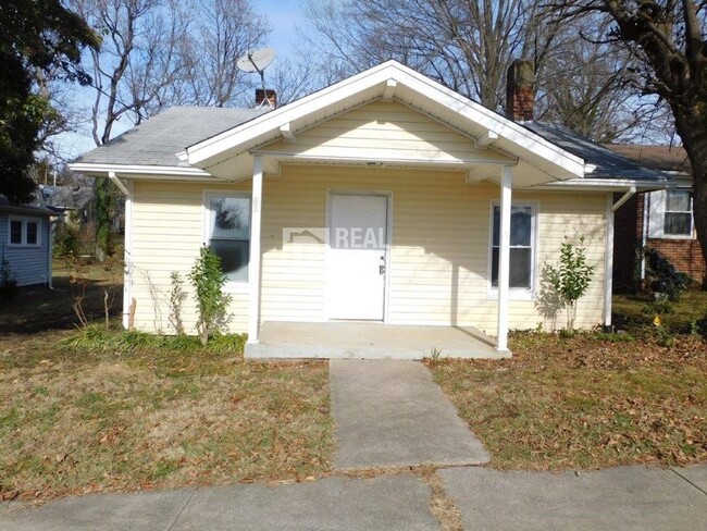 Building Photo - MOVE IN SPECIAL - Cute 2 Bedroom/1 Bath Ho...