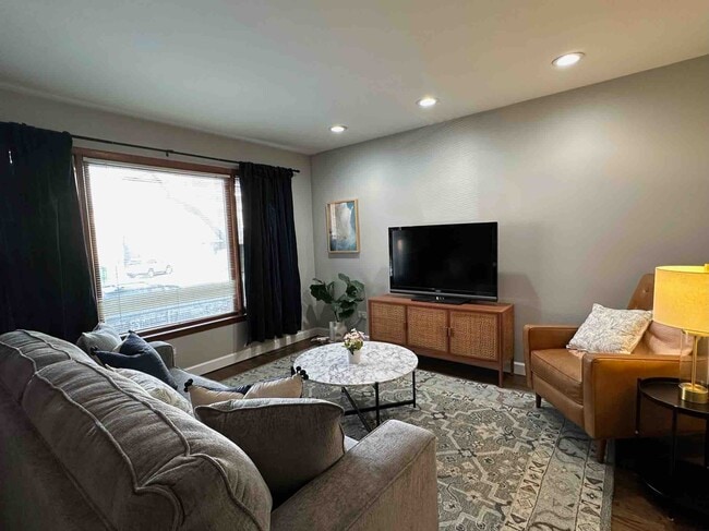 Building Photo - Spacious Main-Floor 2-Bedroom, 1.5-Bath Home