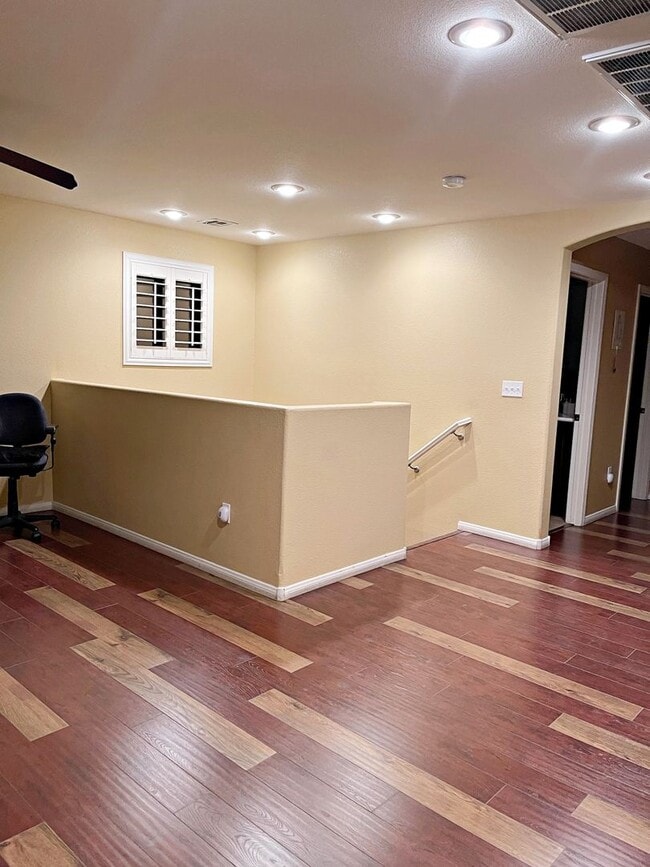 Building Photo - Beautiful 3 Bdrm, 3 Bath, 2 story home in SW