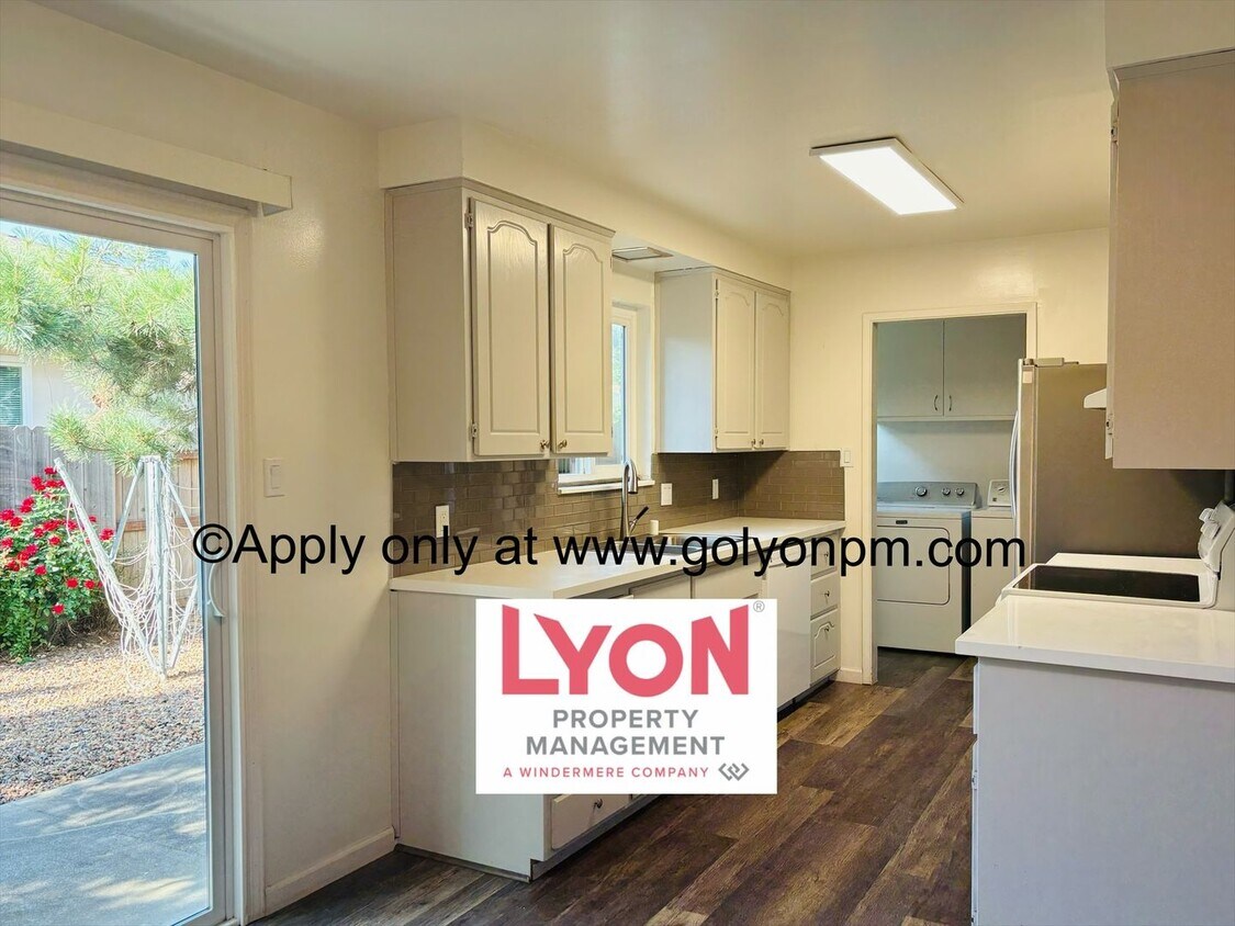 Foto principal - Spacious 2 bedroom, single level duplex in...