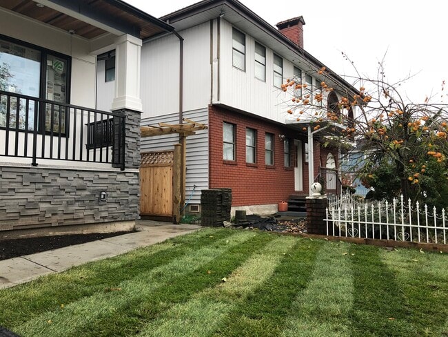 Building Photo - 5431 Slocan St