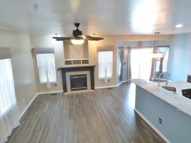 Foto del edificio - 3 Bd 3.5 Bath Model Like Townhome in Riverton