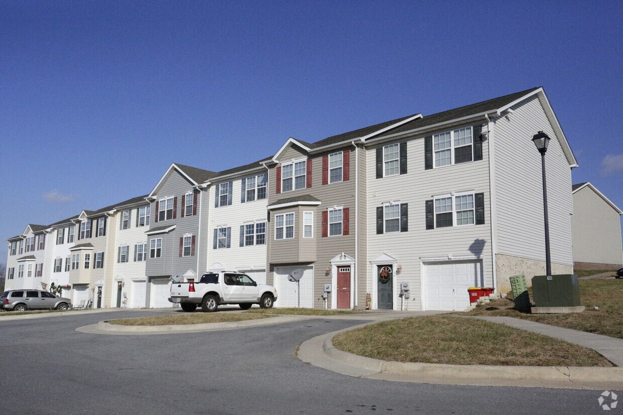 South Queen Townhomes - 54 Sopwith Way