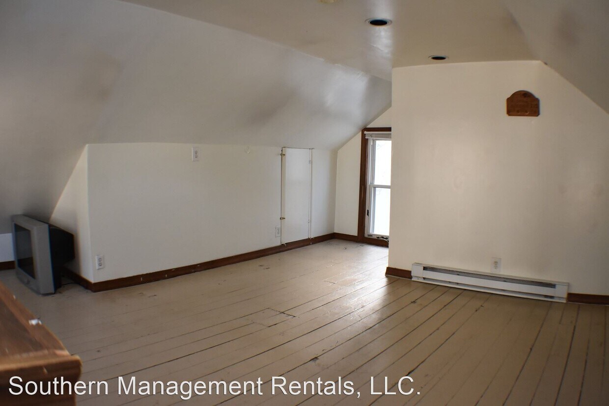 Building Photo - 2 br, 1 bath House - 111 N. Main St. Apt B