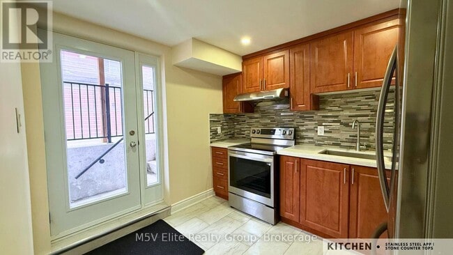 Building Photo - 140 Queen Mary Dr