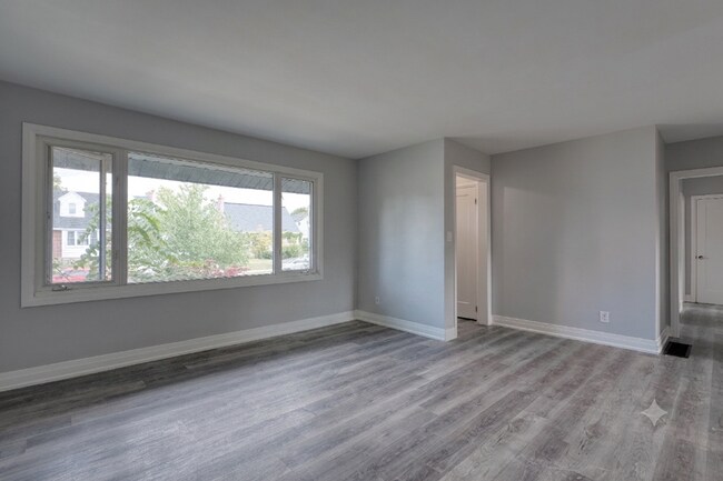 Photo du bâtiment - Stylish 3 Bedroom Apartment – All Utilities & Parking Included – $2,449/month
