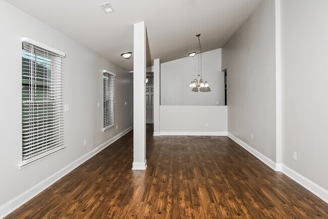 Building Photo - 233 Valleyside Dr NE