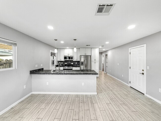 Foto del edificio - 6123 Horton Dr