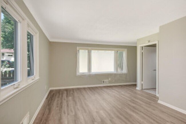 Foto del edificio - Large 5 Bed | 2 Bath House W/ Fenced Yard ...