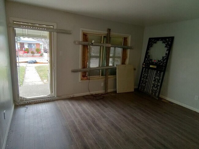 Building Photo - Cozy 2 bedroom 1 bathroom home - SECTION 8...