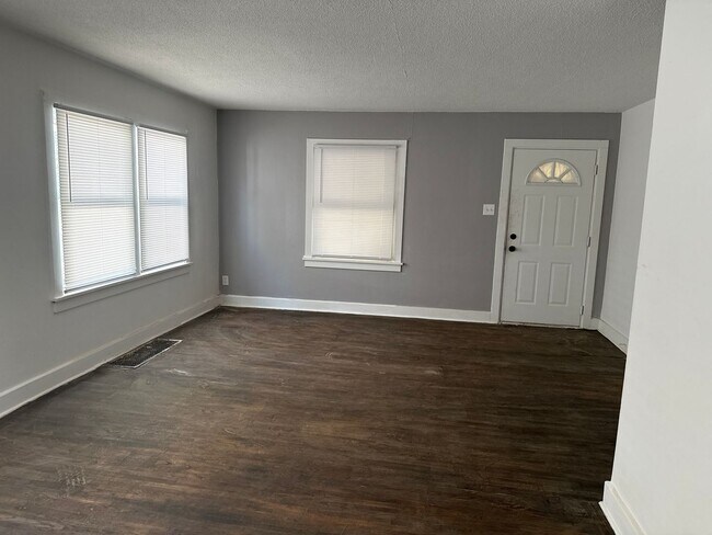 Foto del edificio - Coming soon!!!!      4 bedroom 2 bath with...