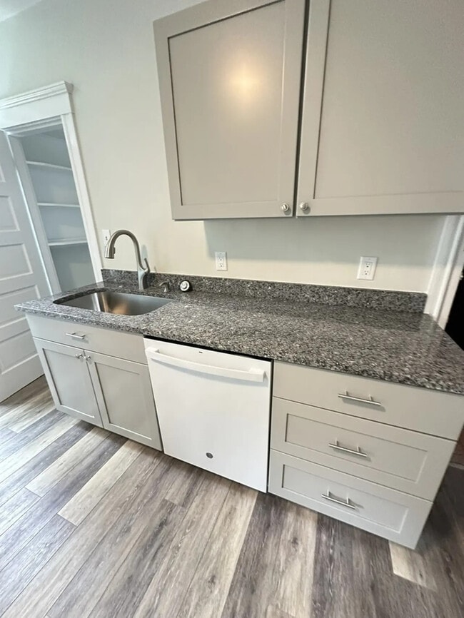 Foto del edificio - 593 Heath St