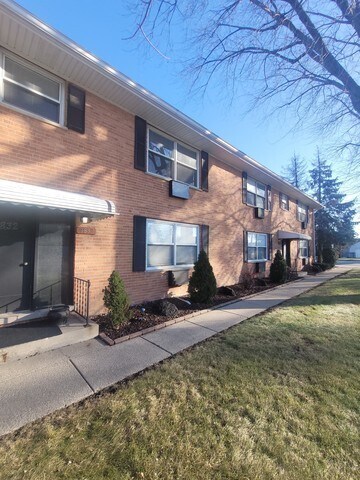 Foto del edificio - 9830 Grand Ave