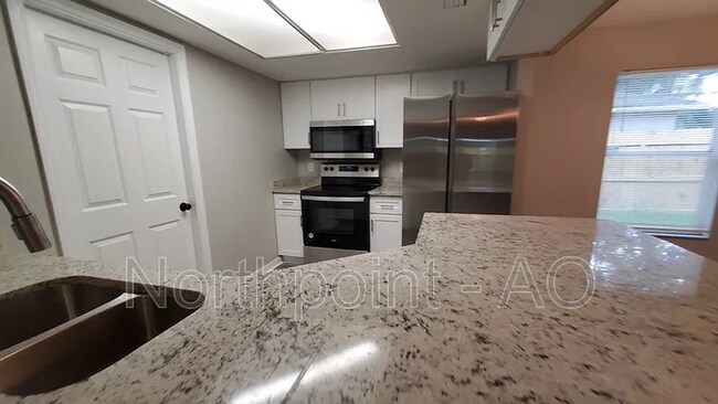 Foto del edificio - Move-In Ready 3 Bed Home with Garage & Fenced Yard in Tampa, FL