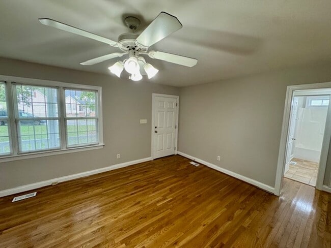 Building Photo - 5 minutes to White Oak!