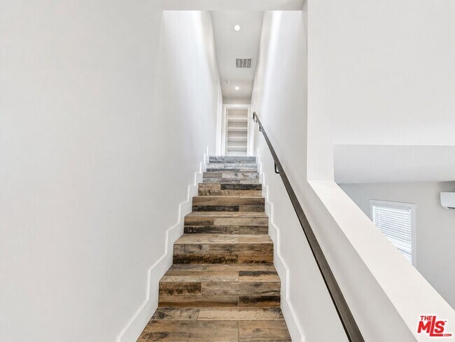 Foto del edificio - 1449 W 28th St