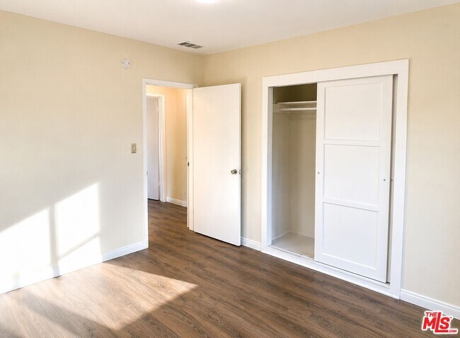 Building Photo - 7457 Cozycroft Ave