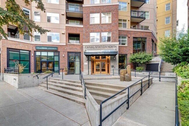 Building Photo - Must See Ballard Condo!!!