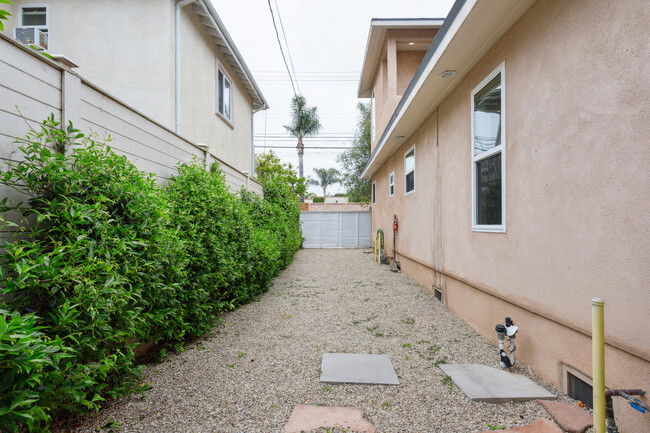 2 car tandem parking onsite - 724 San Miguel Ave