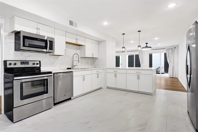 Building Photo - 7 Briar Dale Ct