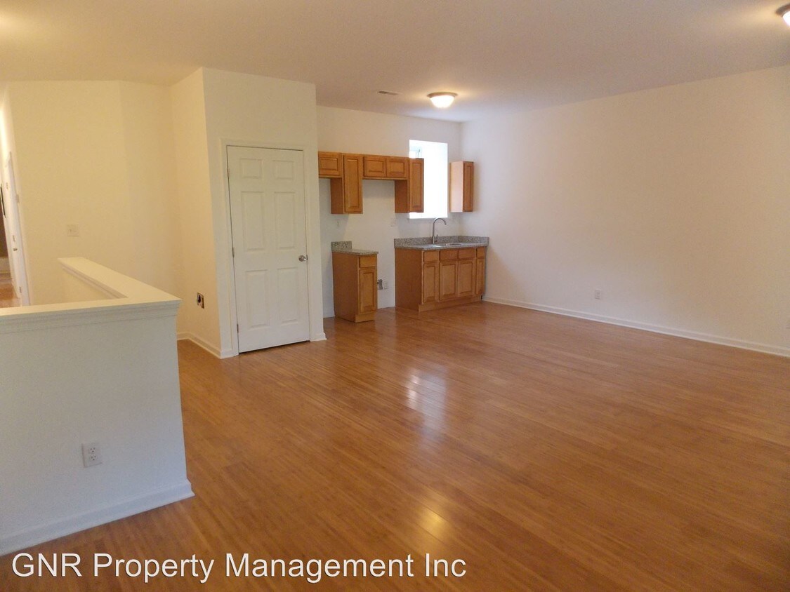 Foto principal - 5439 Chancellor St