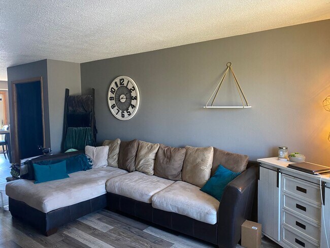 Building Photo - 2 Bedroom Duplex!