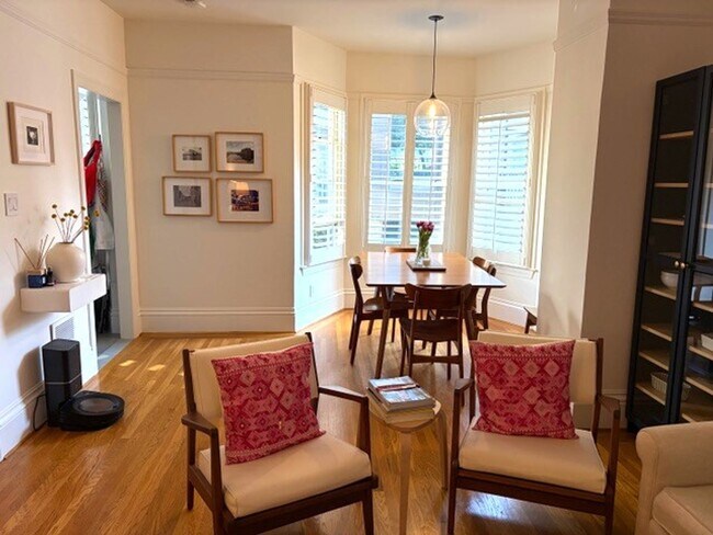Foto del edificio - COMING SOON!  Stunning 2 Bedroom, 1 Bath, Washer/Dryer in Unit/ AMSI M. Couture