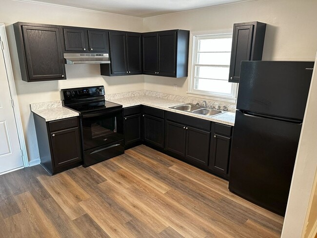 Building Photo - Beautiful Large 3 bedroom 2 bath