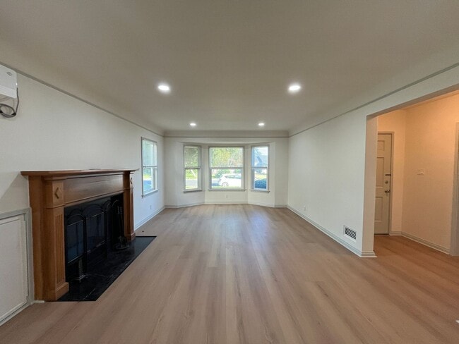 Foto del edificio - Spacious 2+2 home w/extra storage, upgrades + backyard!