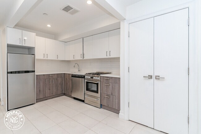 Building Photo - 656 Chauncey St