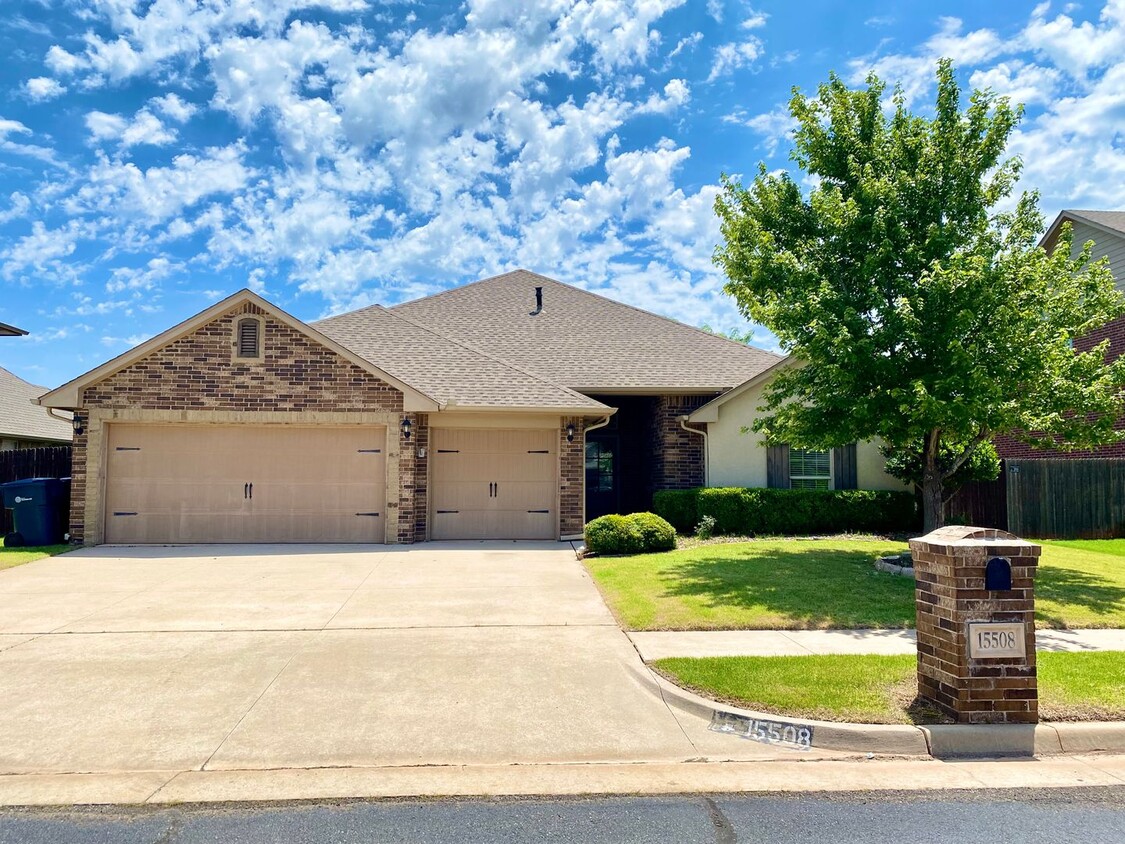 Foto principal - 4 Bed, 2 Bath in Gated Edmond Neighborhood