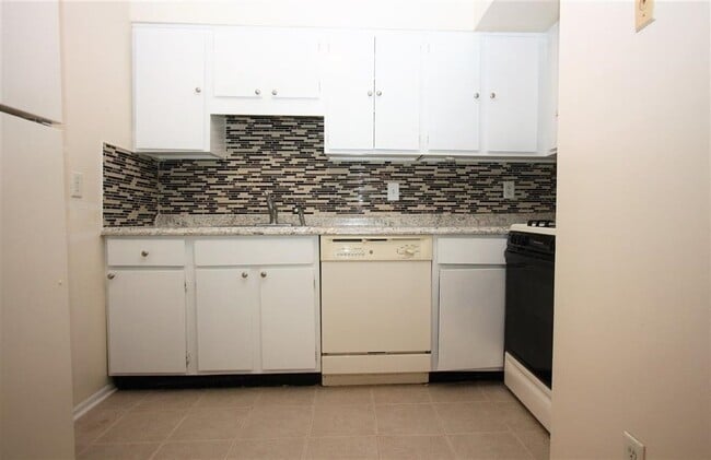 Building Photo - 228 Christopher Columbus Dr