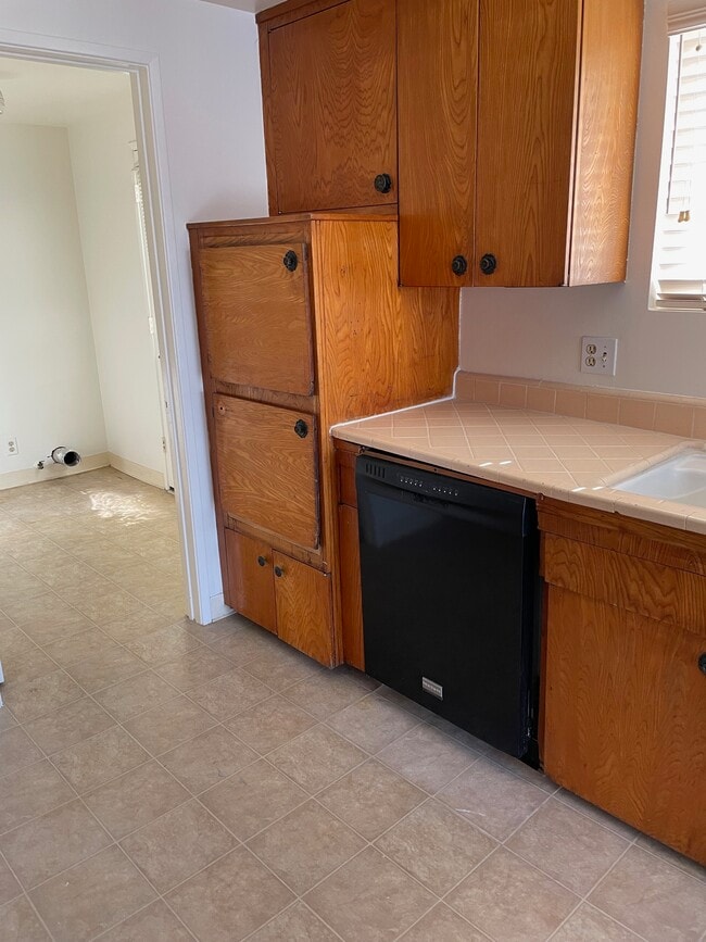 dishwasher - 18301 Purche Ave