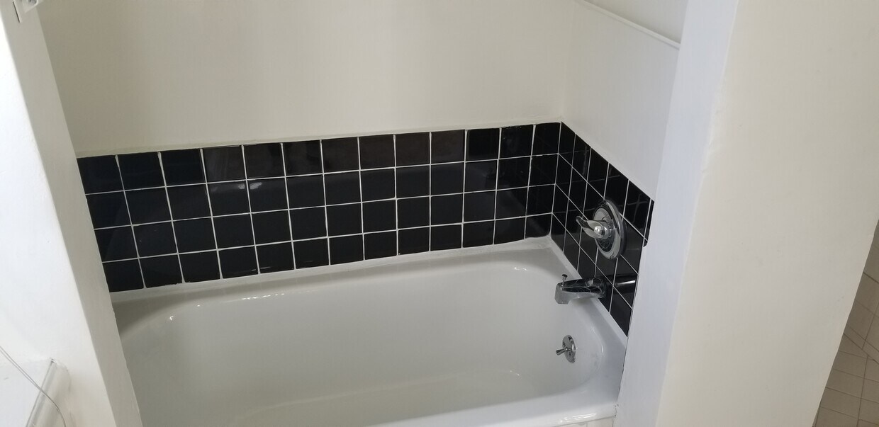 Foto principal - 2829 1/2 Buckingham Rd