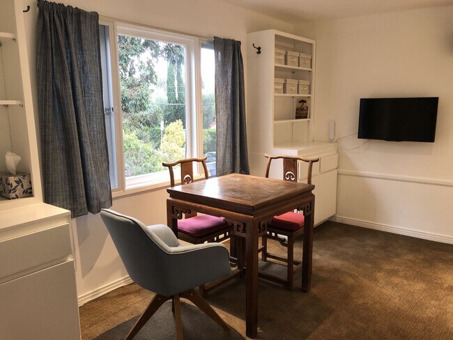Table & chairs - 2253 Glendon Ave