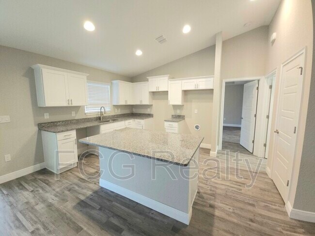 Building Photo - 13 Bahia Court Track